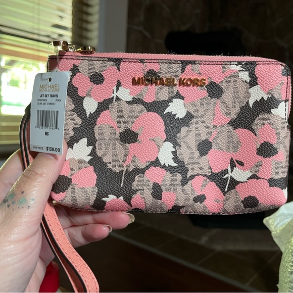 Michael Kors Handbags - Michael Kors Wristlet
